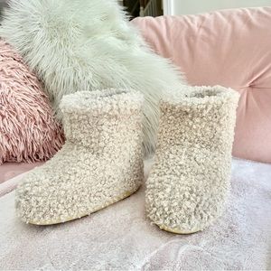 MOON BOOT ICON LOW FAUX CURLY CREAM BOOT size 39/41